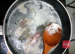 桂圆肉红枣煲猪骨的做法图解3