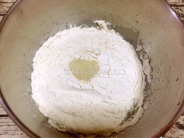 除黄油外所有的材料放进和面桶，糖和盐对角放，酵母放最上面