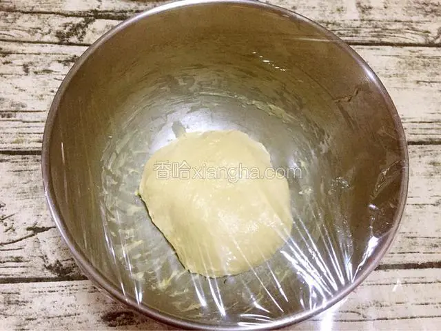 盖保鲜膜放在温暖处发酵至2-2.5倍大
