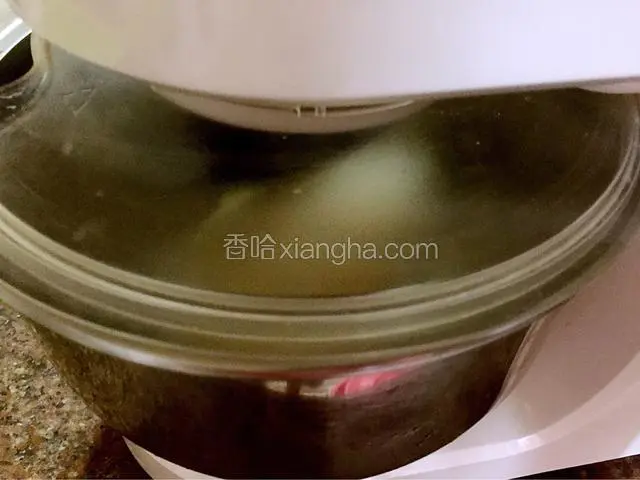 直接放回厨师机揉几分钟，相当于给面团排气