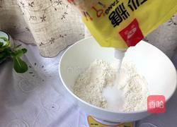 奶香松仁小饼干的做法图解1