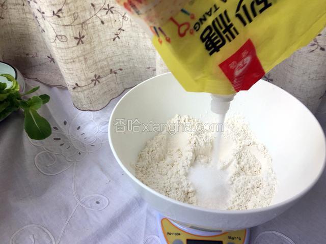 将面粉、泡打粉与细砂糖混合均匀
