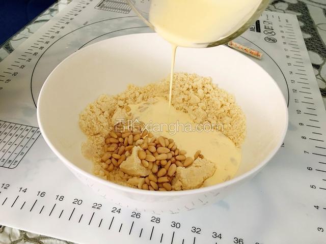 加入搅拌好的蛋黄与淡奶油