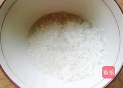 皮蛋香菇肉末粥的做法图解1