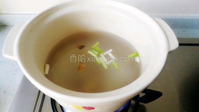 倒入砂锅中，加葱姜和适量清水。大火煮开，转最小火熬煮半小时。（煮粥同时可以准备其他食材）