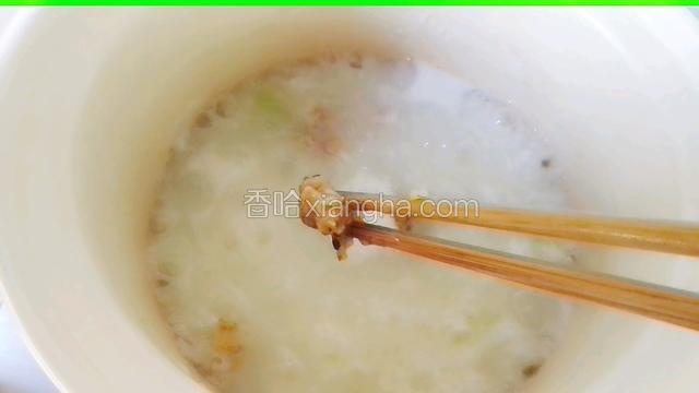 粥熬至粘稠，用筷子挑一团肉末放入粥中。依次放入二十几个肉末疙瘩。