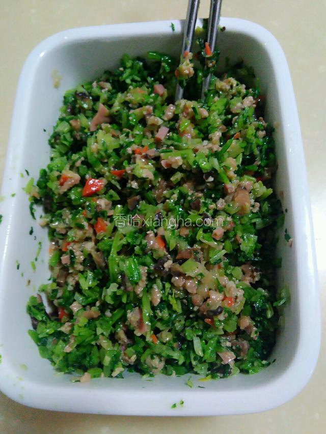 将牛肉，火腿，大白菜，香芹，胡萝卜，黑木耳，洋葱，全部剁碎装入碗中，放入油盐生抽！胡椒粉，耗油，鸡精，搅拌均匀。