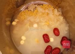 绿豆银耳百合莲子羹的做法图解3