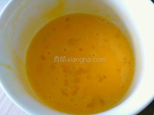 鸡蛋打入碗内，打成蛋液