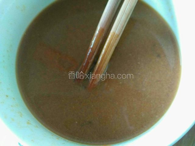 加入鸡蛋液两杯清水，搅拌均匀
