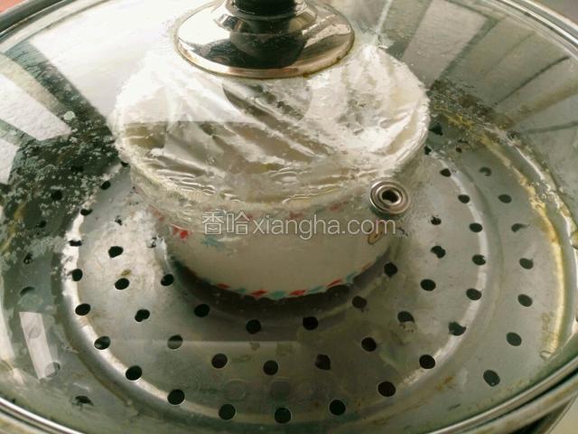 水开以后放入蒸锅，碗上盖一层保鲜膜，用牙签扎几下，大火蒸15分钟左右。