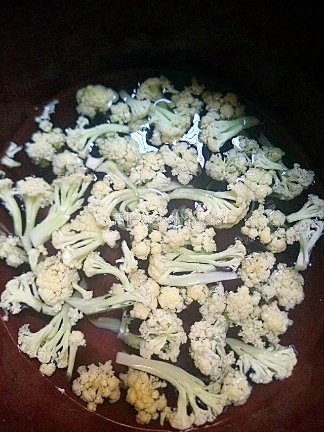 切好后倒入水里泡十几分钟，水里放点盐