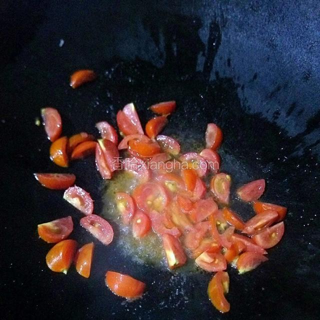 然后加少许水将小番茄熬出汁