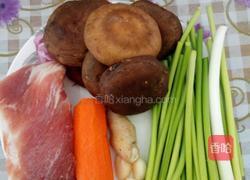 香菇炒肉的做法图解1