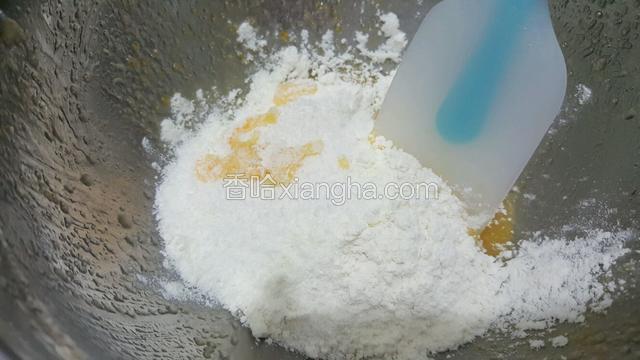 倒入低筋面粉，椰蓉，翻拌均匀。