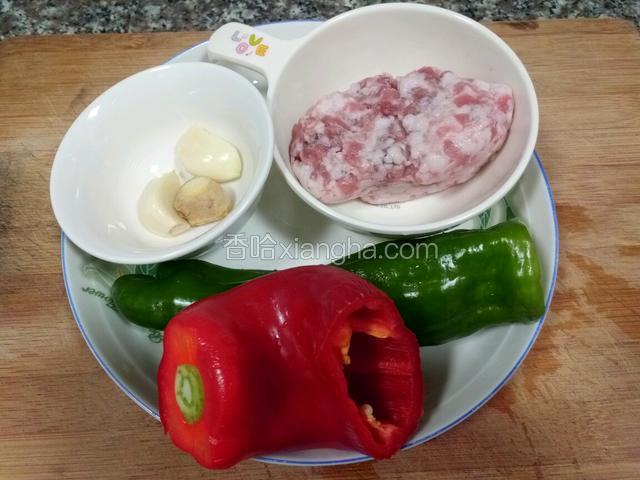 准备好肉末，青红椒，姜蒜。