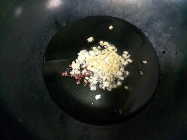 锅中放油下花椒炸香，再放入姜蒜末炒香。