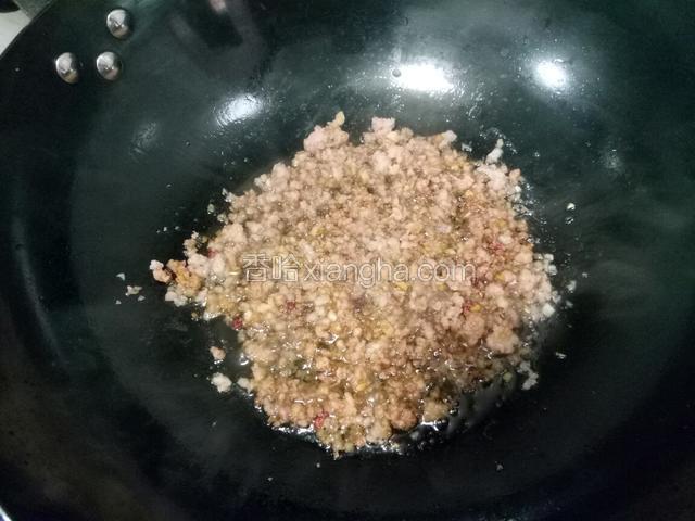 放入肉末煸干水分，加入少许白糖，烹入适量料酒，在加入两勺生抽，翻炒均匀。
