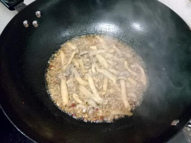 下入蘑菇，加点点水，适量盐，少许鸡精，将蘑菇焖熟，再加入青红椒翻炒均匀（这一步忘了拍对不起大家）。