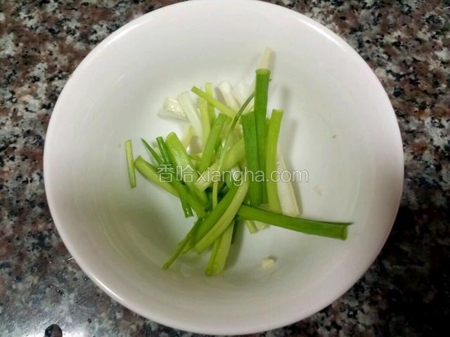 香葱切段。