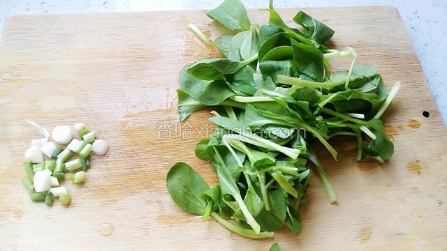 青菜洗净，葱切末，备用。