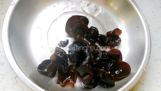 木耳提前泡发好，洗净备用。