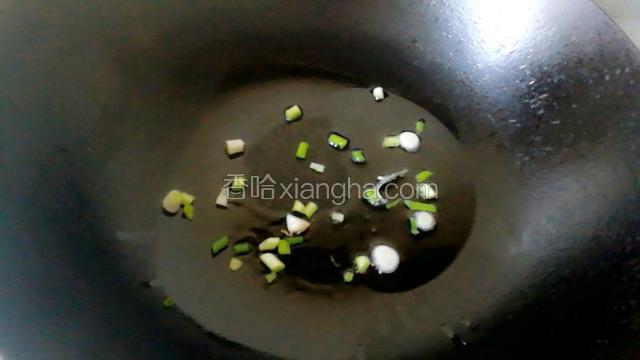 起锅倒油爆香葱末。