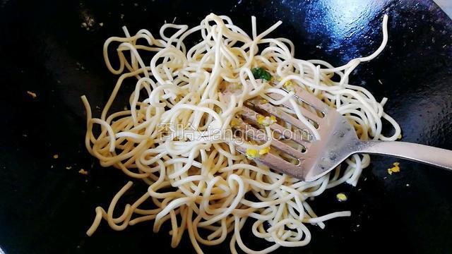 锅中倒油，倒入面条煸炒。