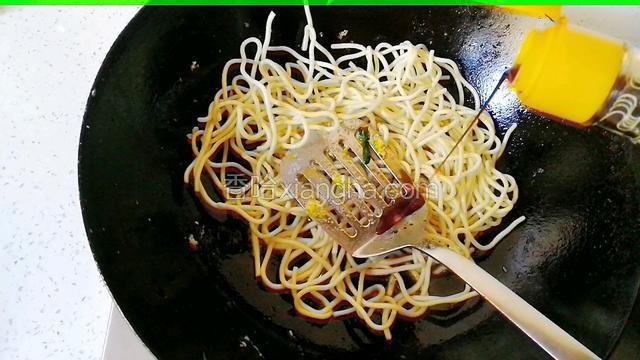 倒入少许生抽，淋入少许清水，面条炒软即可。