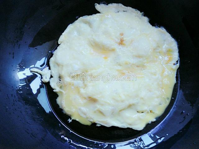 锅烧热倒油，比平时炒菜要多点，油烧热后小火炒鸡蛋