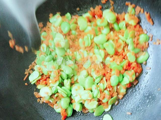 锅里剩下的油炒蚕豆米和胡萝卜。