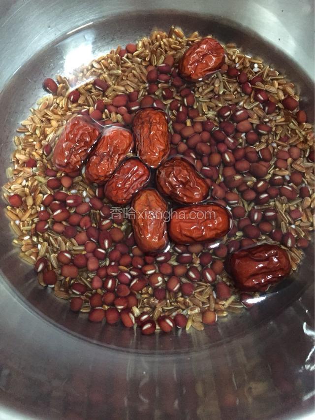 将米豆枣洗净后 用清水泡一夜