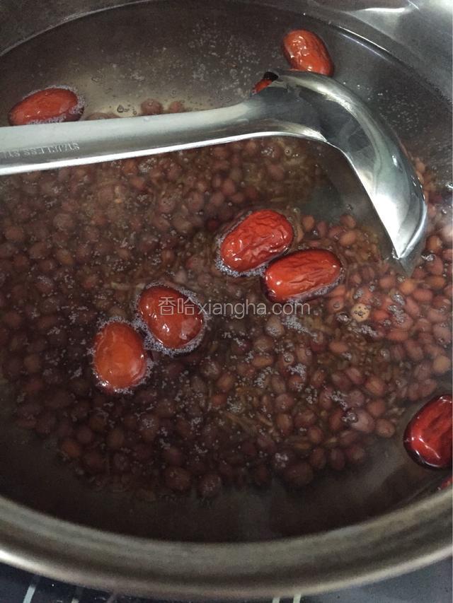 锅中放水 水开后放入提前泡好的米 盖上锅盖中火熬制 过几分钟搅拌一下免得粘锅底