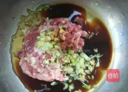 Illustration of how to make pot stickers with celery and meat stuffing 4