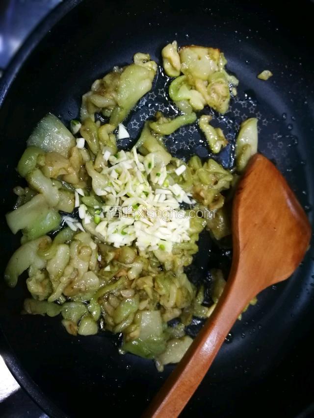 如果油剩余比较多，就把余油倒出来，加入蒜末
