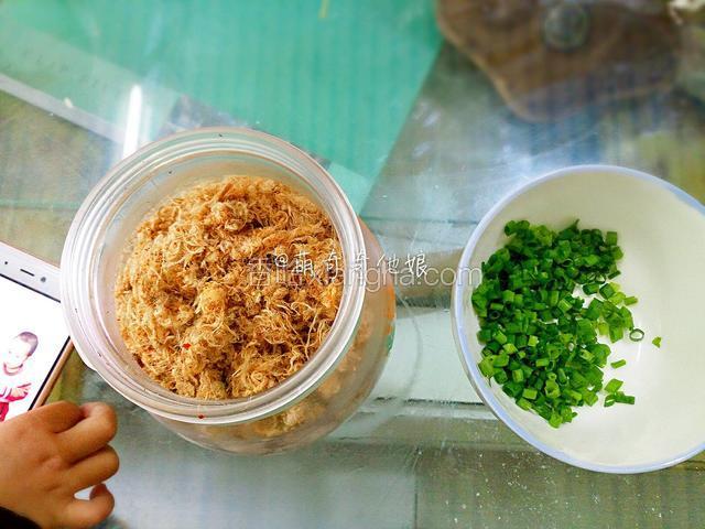 准备适量肉松和葱花。