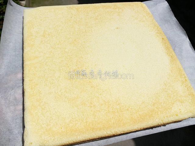 出炉后震一下震出热气，在表面覆盖一张油纸翻过来，小心揭下底部的油纸，可以看到底部是很漂亮的毛巾面。