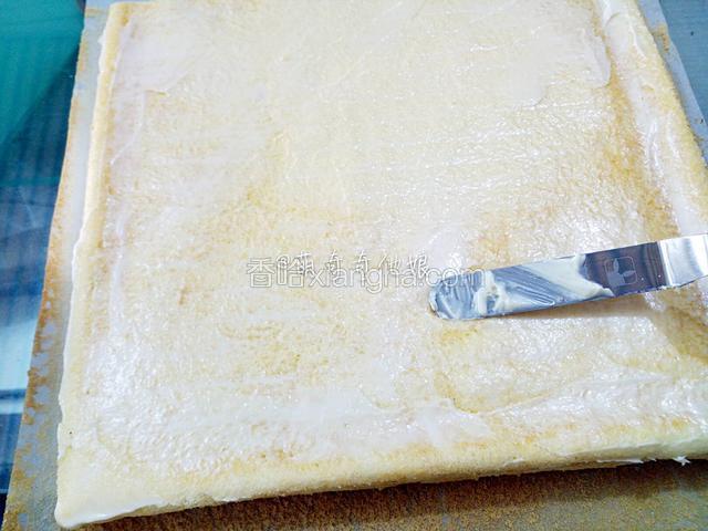 冷却到还有些许余温的时候翻面，在底部一面抹上一层沙拉酱。