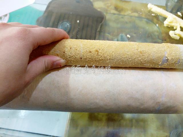 借助擀面丈卷起来。擀面丈用蛋糕底下的油纸反卷，然后推动蛋糕向前就很容易卷起来了。
实在不会的自行百度。