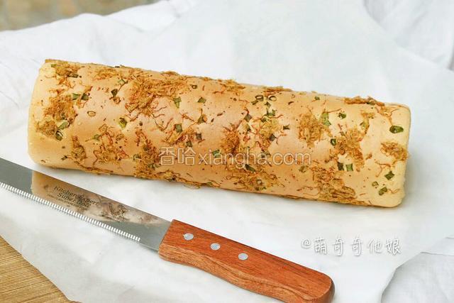 完全定型后揭开油纸，美美的蛋糕卷就完成啦！