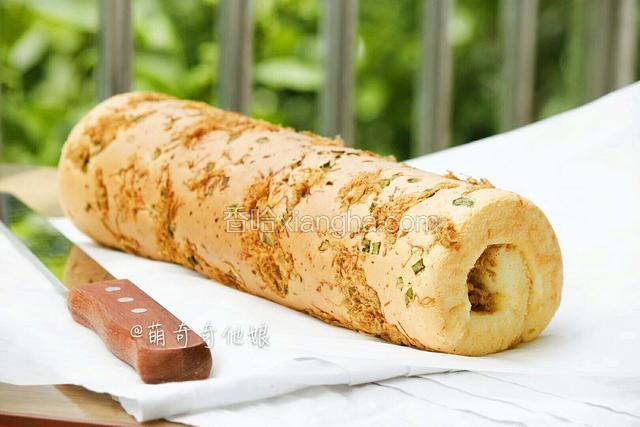 可以看到侧面的蛋糕没有半点回缩，很平整。
因为蛋糕卷比较厚，肉松比较多，所以卷好后的蛋糕卷就肥肥的，卷不了太多圈。