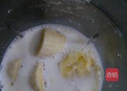 香蕉奶昔的做法图解2