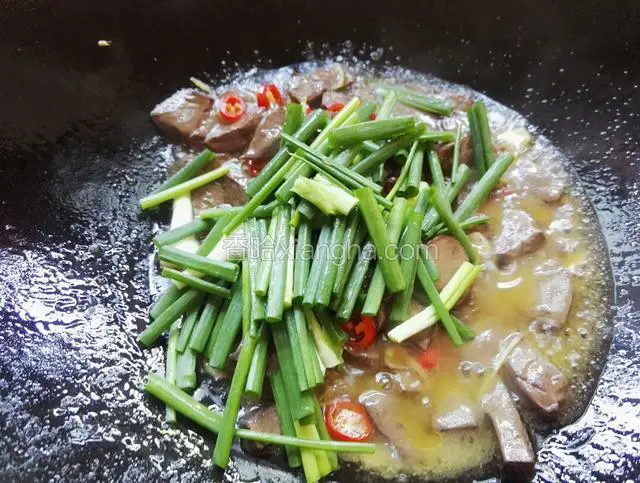 最后下入青葱翻炒一下即可出锅