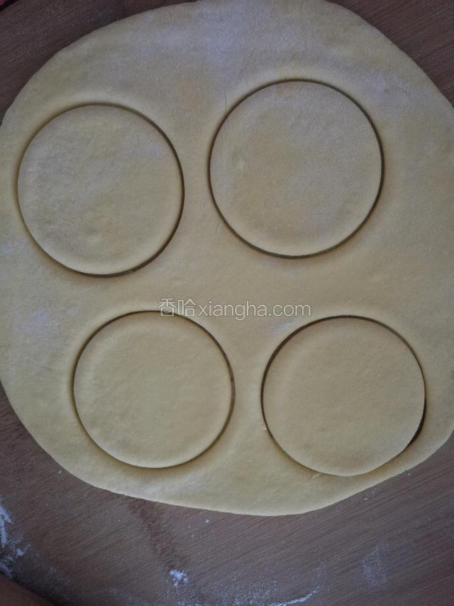 把南瓜面团擀成片，用模具压成圆片来做向日葵的外盘，圆片的大小根据个人所需。