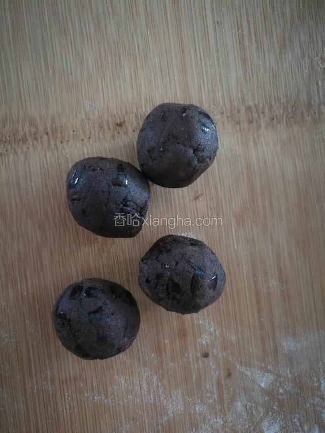 把豆沙馅分好。
