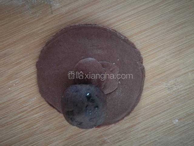 用巧克力面团包好。