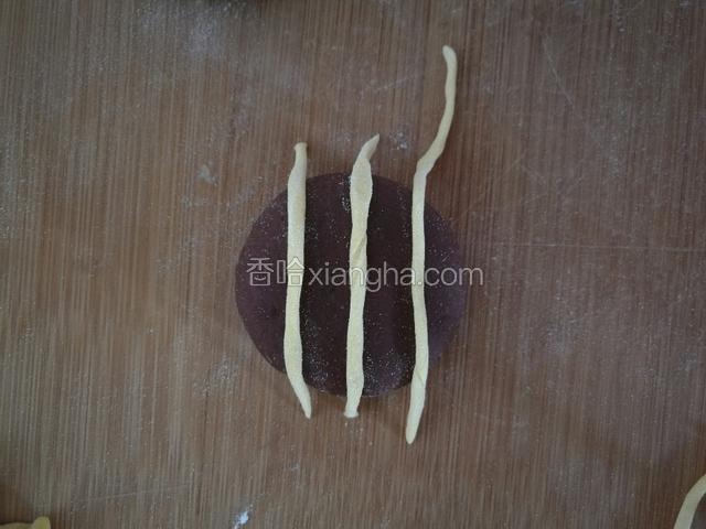 纵向用3条放在向日葵内盘上。在横向放3条，把多出来的放在向日葵内盘的背面。