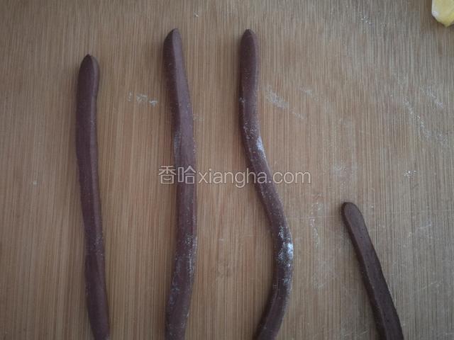 把巧克力面团切成快子粗细的条做向日葵的茎，一棵长，两棵短的。