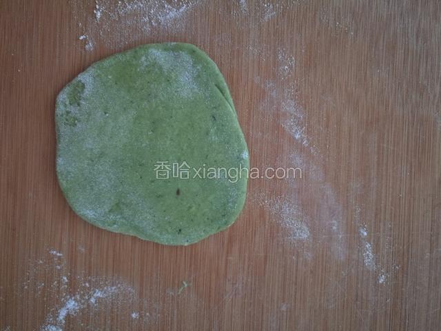 把芥菜汁发面团擀成片