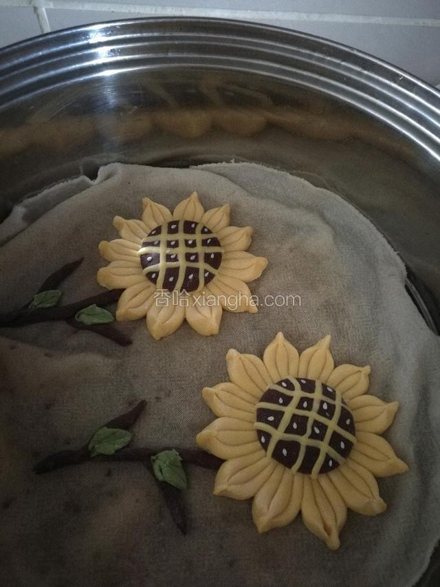 把叶子粘在向日葵的茎上。放在锅里水开蒸10分钟。